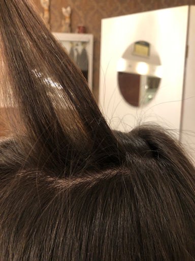 Repartição de cabelo com microfita aplicada de forma indetectável na raiz