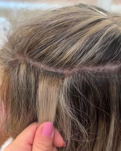 Detalhe da microfita adesiva injetada aplicada na raiz do cabelo